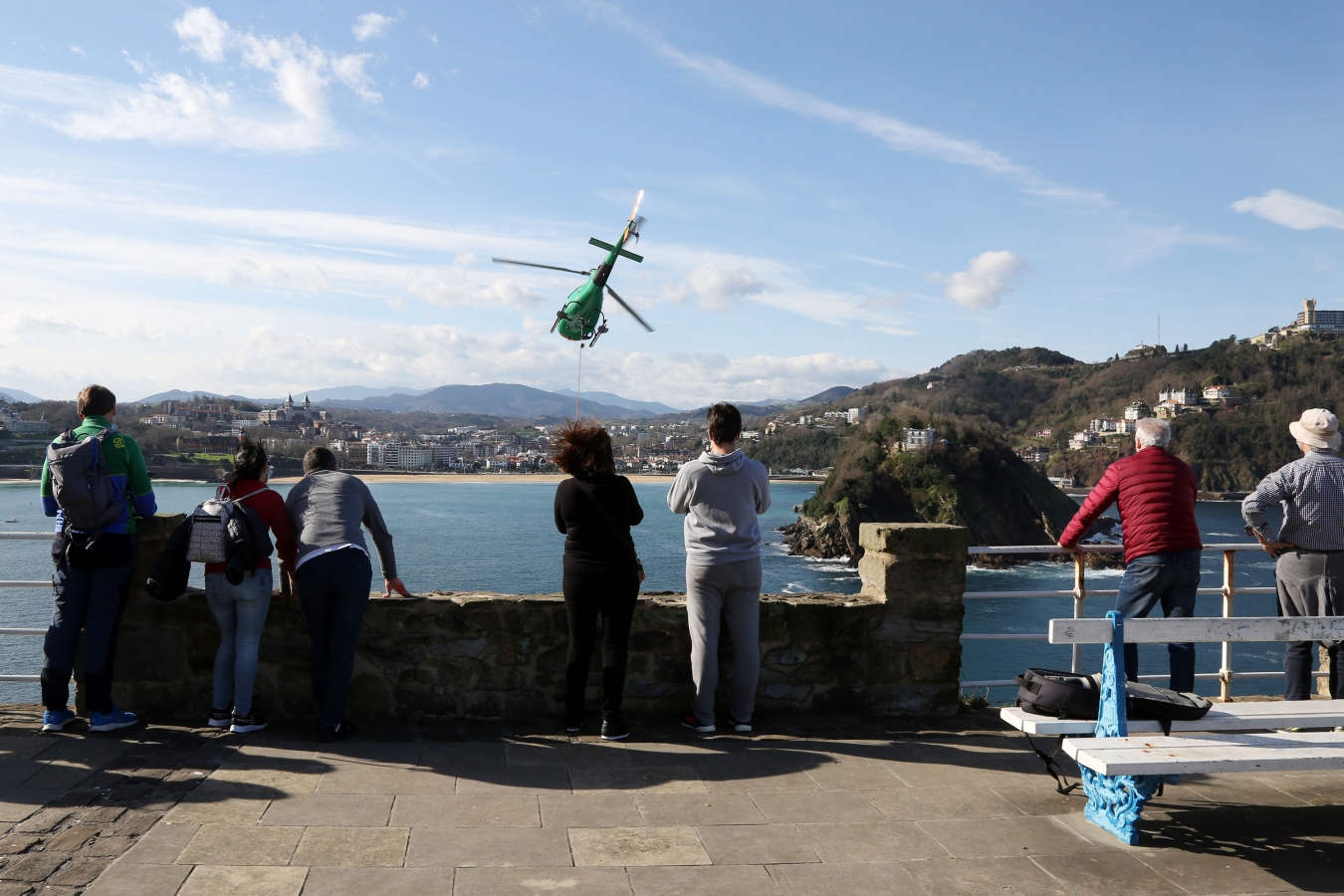 Así ha sido el traslado en helicóptero de la grúa que estaba en la isla