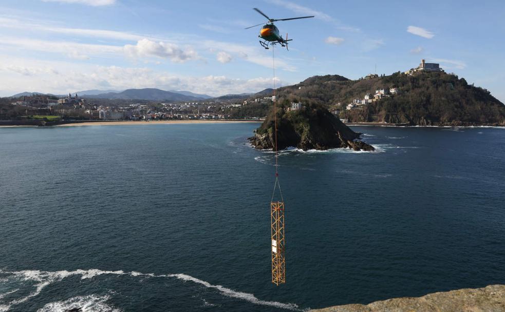 Los trabajos del helicóptero en la isla. 