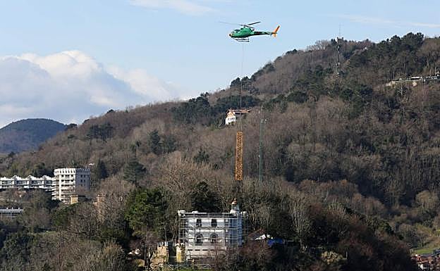 Galería. Así ha sido el traslado en helicóptero de la grúa.