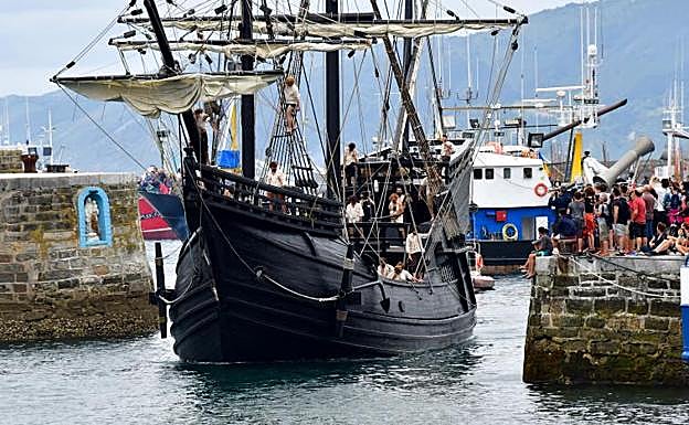 La nao Víctoria en el desembaro de Elcano en Getaria el 7 de agosto de 2018