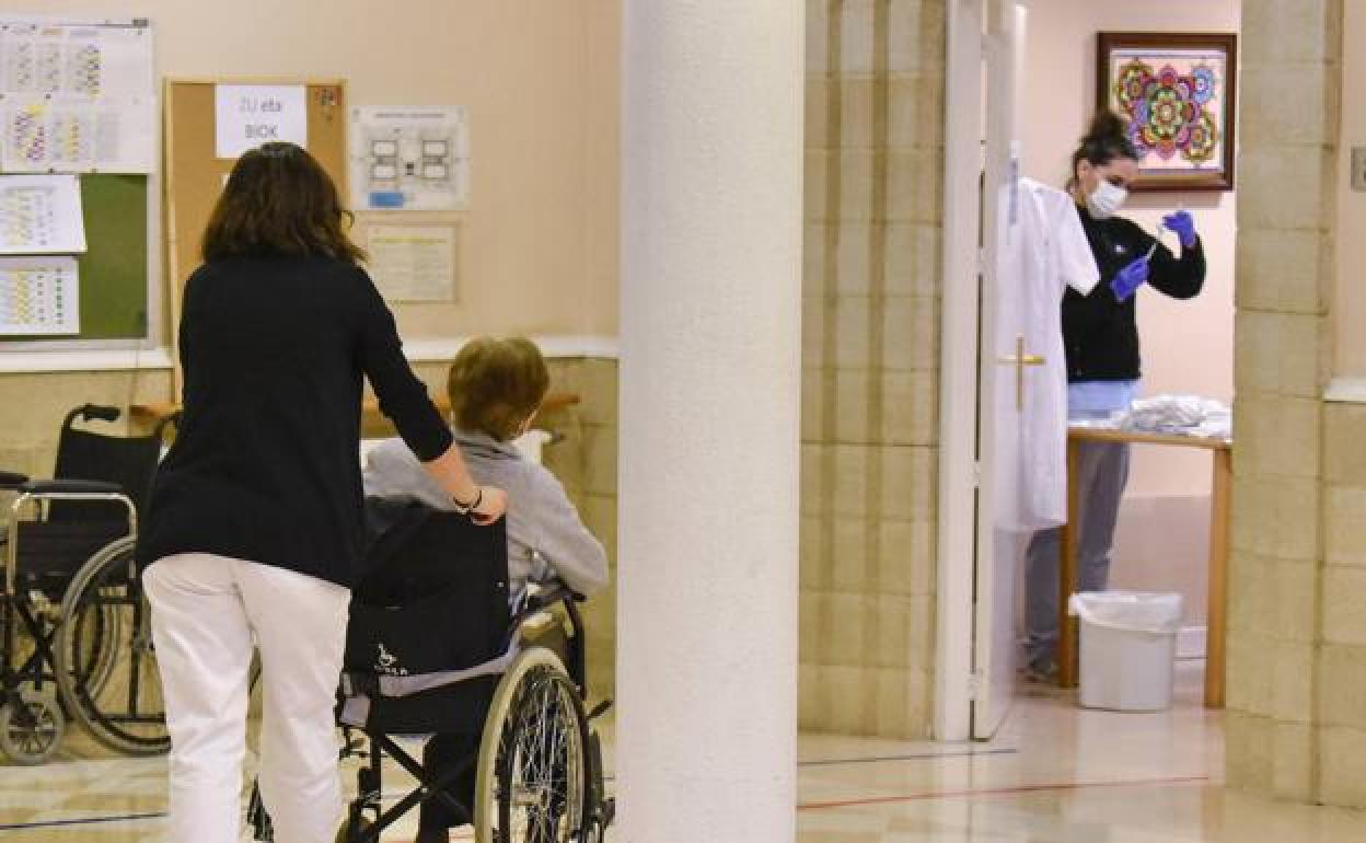 Coronavirus en Gipuzkoa: La Diputación de Gipuzkoa defiende que no puede obligar al personal de residencias a vacunarse contra el Covid