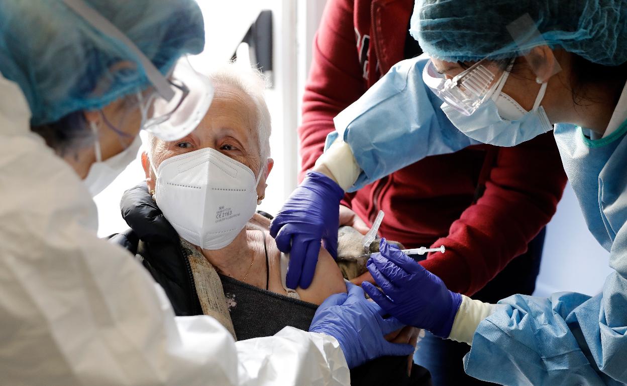 Valencia ha comenzado este miércoles a vacunar a personas mayores dependientes.