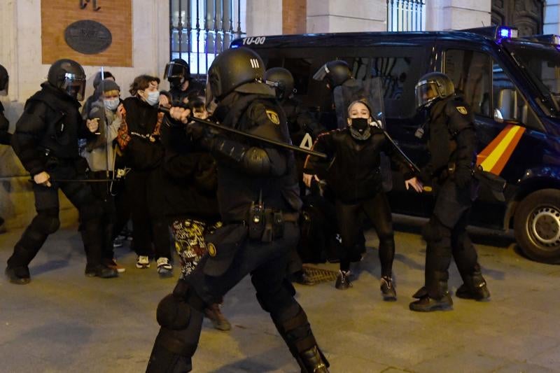 La Policía carga contra los manifestantes en la emblemática Puerta del Sol de Madrid.