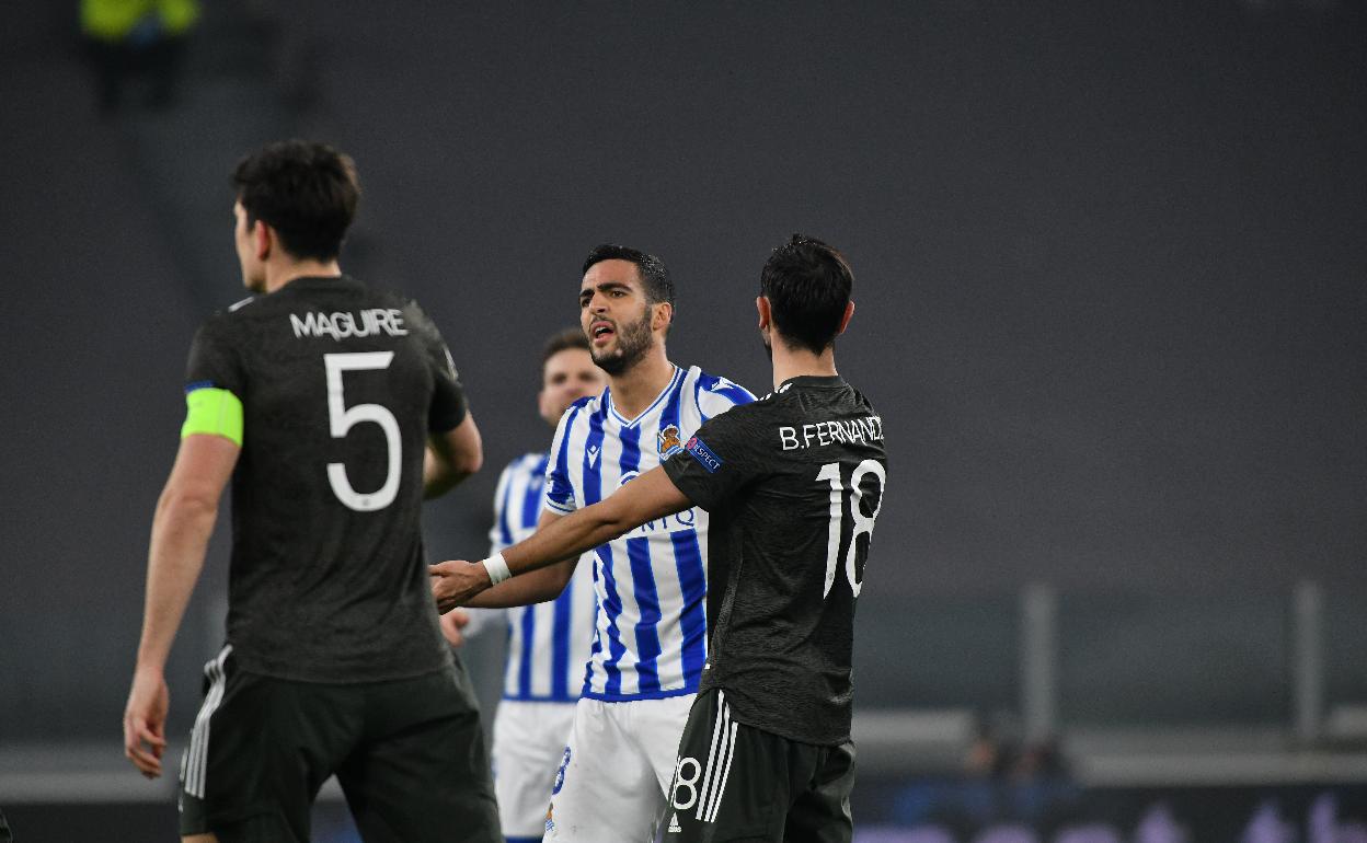 Mikel Merino se lamenta ante los jugadores del United Harry Maguire y Bruno Fernandes. 