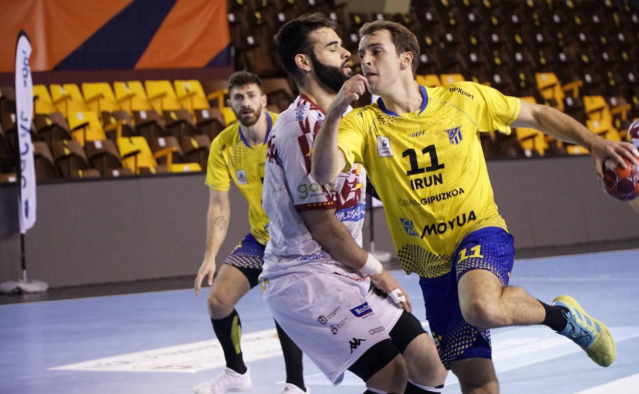 Kauldi Odriozola se dispone a lanzar a portería, en un partido ante el Ademar. 