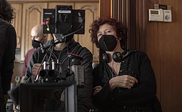 Icíar Bollaín concentrada en la dirección de una de las escenas de estos días en Pasaia. 
