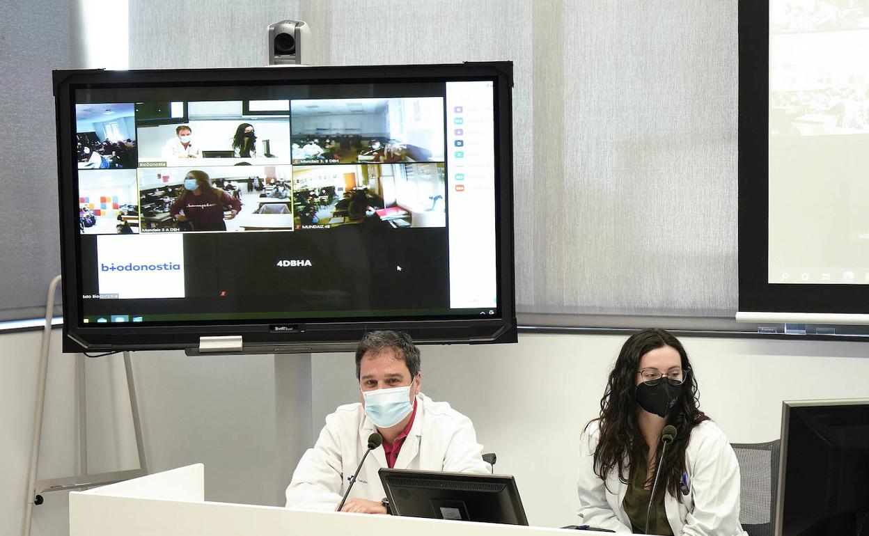 Acercar la ciencia. David Otaegui y Leire Iparraguirre en videoconferencia con los alumnos del Colegio Mundaiz. 