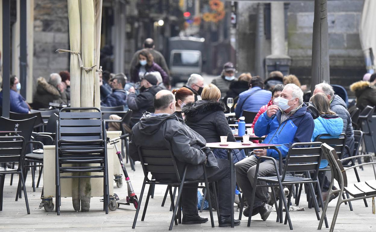 Varios ciudadanos en una terraza de Tolosa.