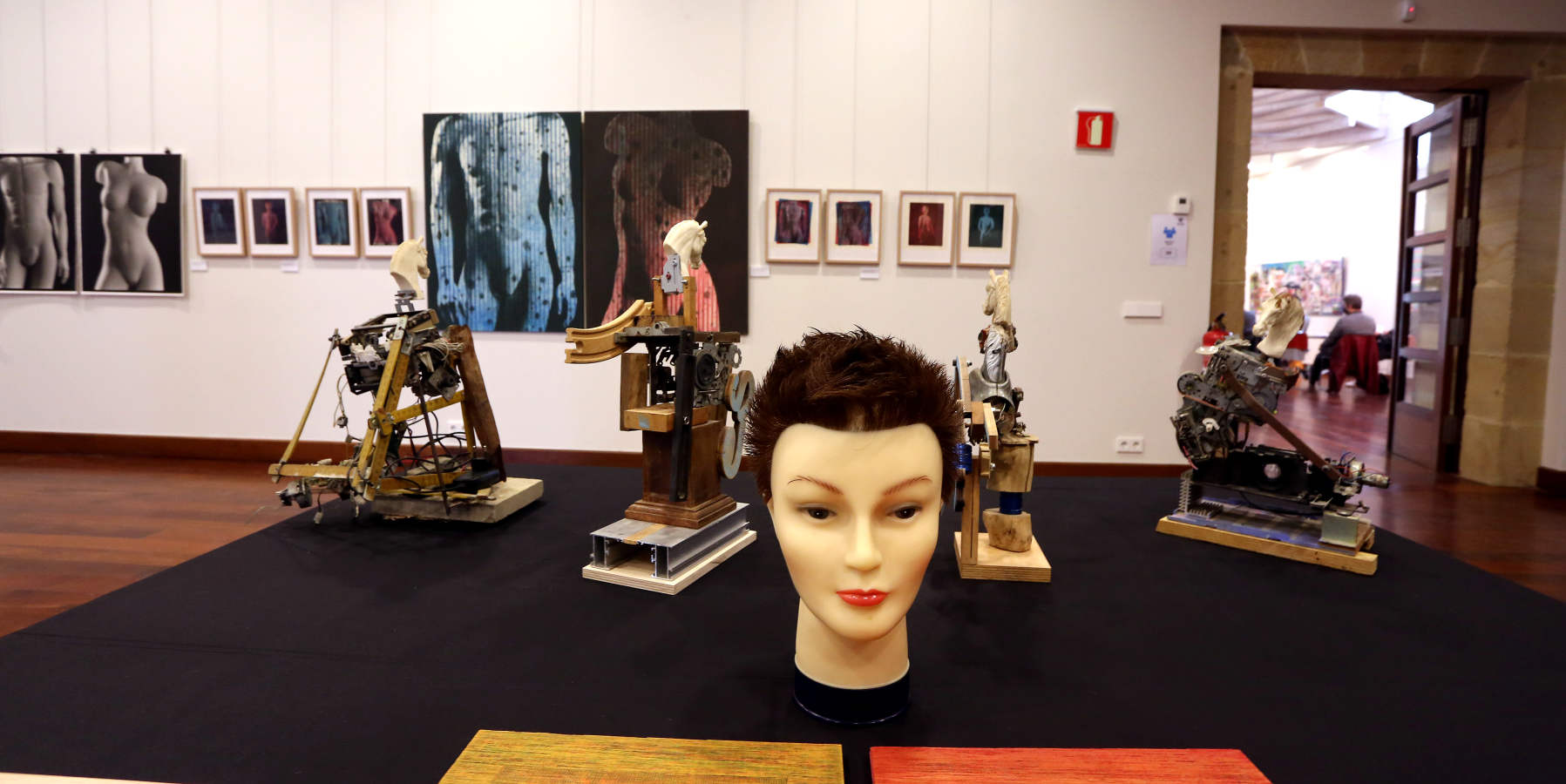 D.Museoa alberga desde este viernes y hasta el próximo 20 de mayo una exposición que, bajo el título 'Espacio para una Aparición', muestra las diferentes visiones de la iconografía cristiana de Gorka Salmerón y Joxan Iza que exponen juntos por primera vez.