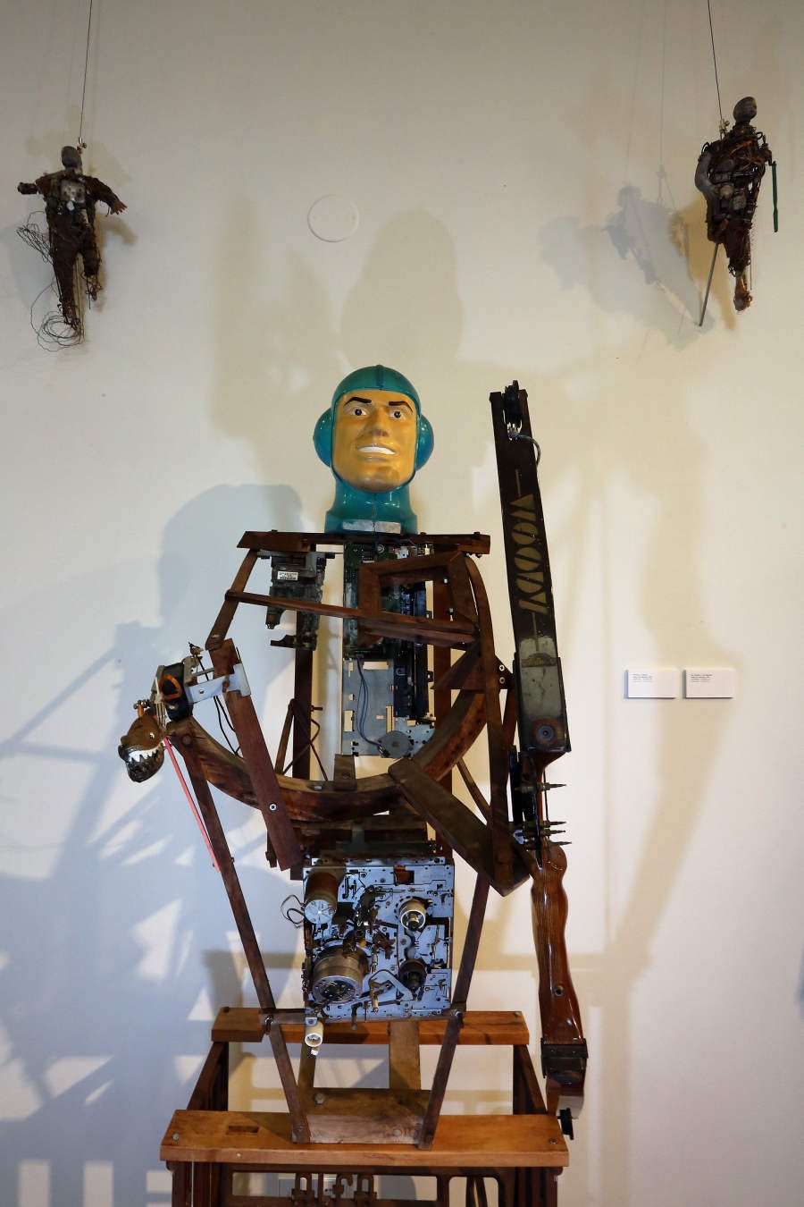 D.Museoa alberga desde este viernes y hasta el próximo 20 de mayo una exposición que, bajo el título 'Espacio para una Aparición', muestra las diferentes visiones de la iconografía cristiana de Gorka Salmerón y Joxan Iza que exponen juntos por primera vez.