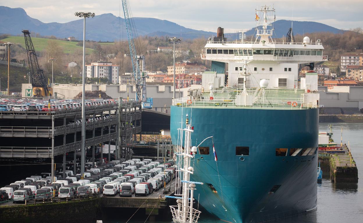 Barco de la naviera UECC a la espera de cargar vehículos en Pasaia para su exportación. 