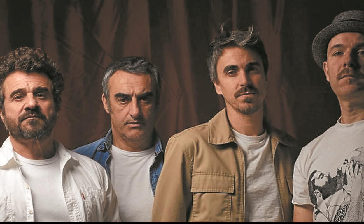 Alex Sardui, segundo por la izquierda, junto a sus compañeros de Gatibu.