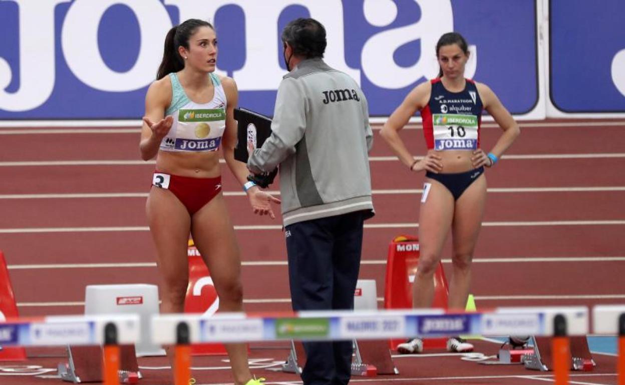 Teresa Errandonea, descalificada en semifinales, pide explicaciones a uno de los jueces, ayer en Madrid. 