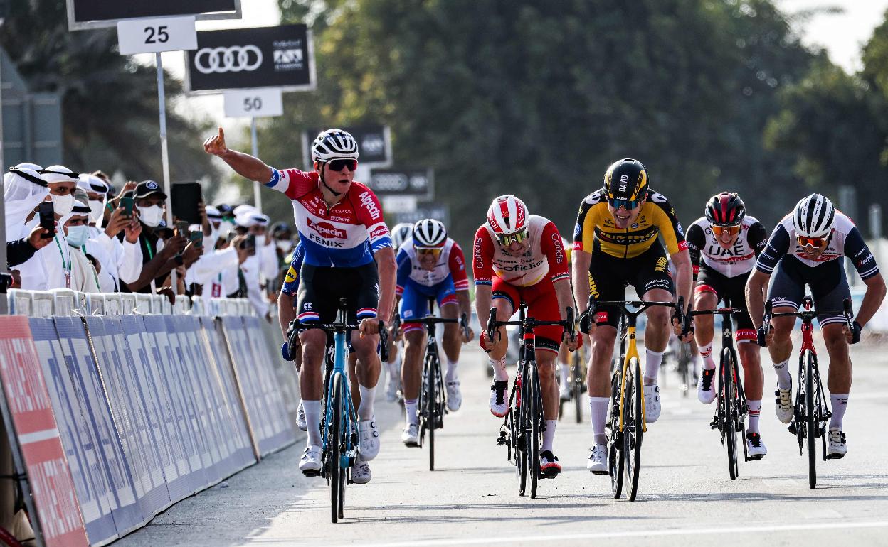 Mathieu van der Poel, a la izquierda, se impone con autoridad en la meta de al-Mirfa.