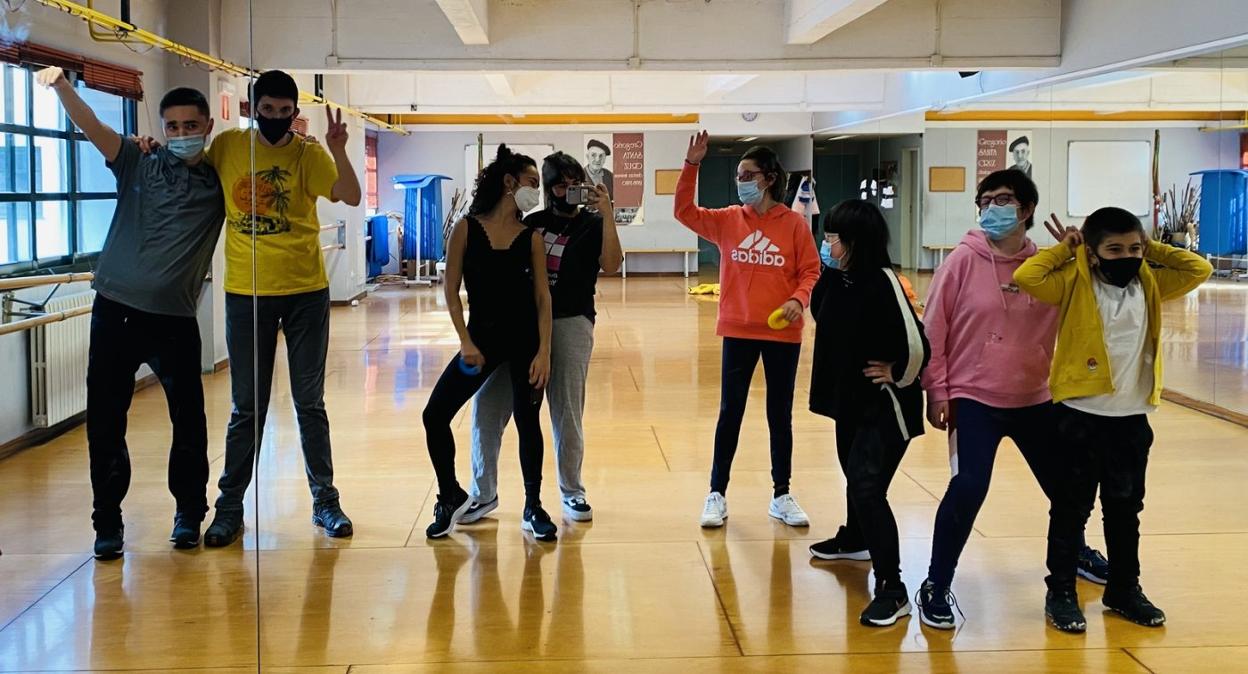 Irene Aguriondo y Ane Dávila, en el centro de la imagen, trabajando en uno de los espacios con jóvenes con diversidad funcional. 