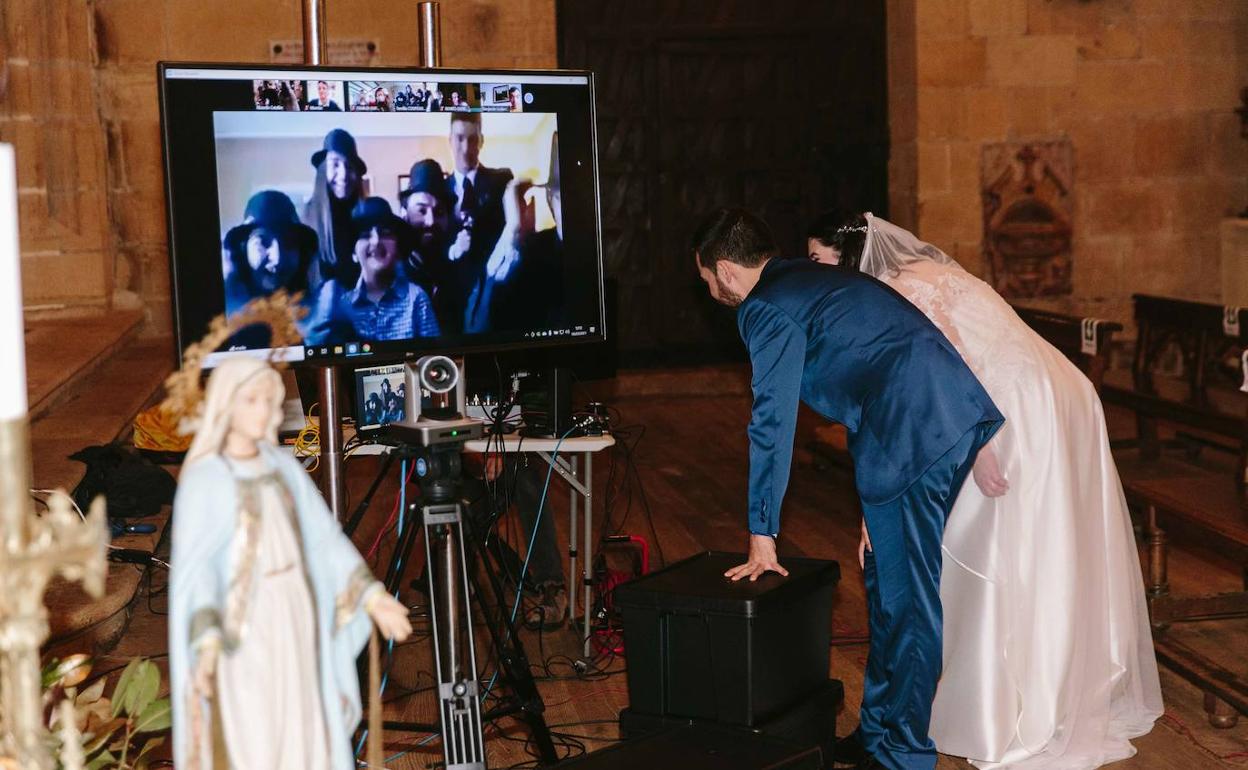 Invitados a distancia. Los novios hablan con sus invitados a través de la pantalla desde la misma iglesia en la que se casaron. 