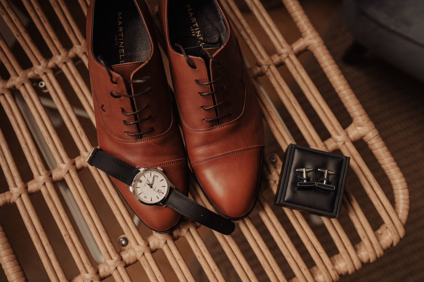 Este pasado fin de semana, Maialen y Alberto decidieron darse el «sí quiero» en 'petit comité', acompañados únicamente por Argiñe y Goizargi, amigas de la pareja, quienes se encargaron de oficiar la ceremonia y cenar con los recién casados. El enlace tuvo lugar en 'Mi Castillo de Arena', el traje del novio corrió a cargo de la firma guipuzcoana Aldabaldetreku y Yolanda Torres fue la responsable de confeccionar el de la novia. El resto de amigos y familiares pudieron ver el enlace de manera virtual a través de 'Bodas Muy Mía', empresa encargada de la organización, coordinación y decoración de la boda. Sin duda, un evento íntimo para el recuerdo. He aquí el álbum de las fotos más emotivas e increíbles de la jornada