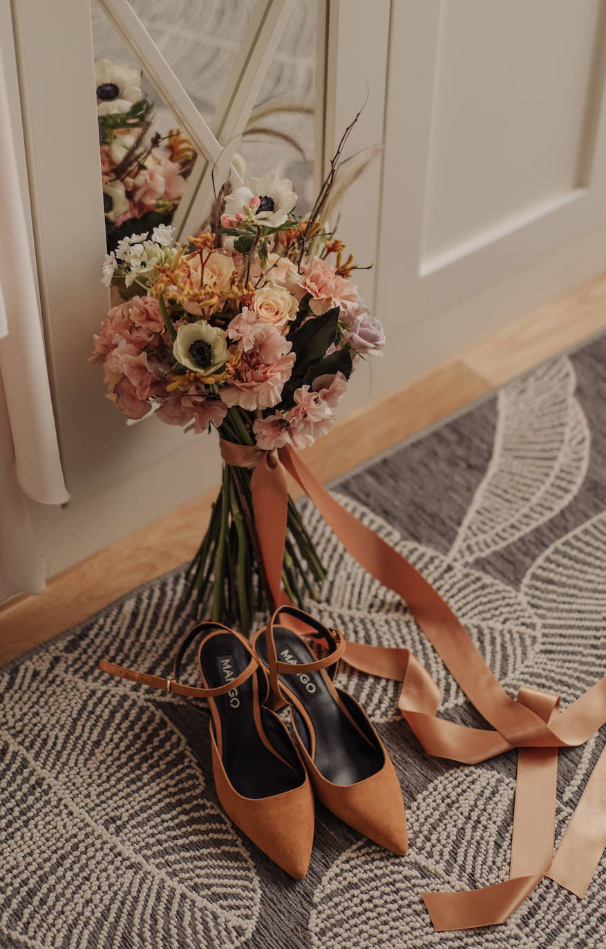 Este pasado fin de semana, Maialen y Alberto decidieron darse el «sí quiero» en 'petit comité', acompañados únicamente por Argiñe y Goizargi, amigas de la pareja, quienes se encargaron de oficiar la ceremonia y cenar con los recién casados. El enlace tuvo lugar en 'Mi Castillo de Arena', el traje del novio corrió a cargo de la firma guipuzcoana Aldabaldetreku y Yolanda Torres fue la responsable de confeccionar el de la novia. El resto de amigos y familiares pudieron ver el enlace de manera virtual a través de 'Bodas Muy Mía', empresa encargada de la organización, coordinación y decoración de la boda. Sin duda, un evento íntimo para el recuerdo. He aquí el álbum de las fotos más emotivas e increíbles de la jornada