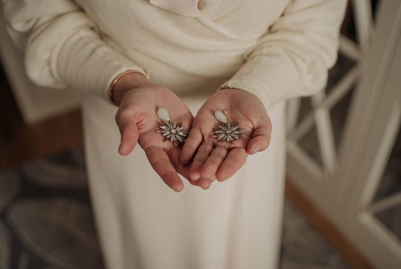 Este pasado fin de semana, Maialen y Alberto decidieron darse el «sí quiero» en 'petit comité', acompañados únicamente por Argiñe y Goizargi, amigas de la pareja, quienes se encargaron de oficiar la ceremonia y cenar con los recién casados. El enlace tuvo lugar en 'Mi Castillo de Arena', el traje del novio corrió a cargo de la firma guipuzcoana Aldabaldetreku y Yolanda Torres fue la responsable de confeccionar el de la novia. El resto de amigos y familiares pudieron ver el enlace de manera virtual a través de 'Bodas Muy Mía', empresa encargada de la organización, coordinación y decoración de la boda. Sin duda, un evento íntimo para el recuerdo. He aquí el álbum de las fotos más emotivas e increíbles de la jornada