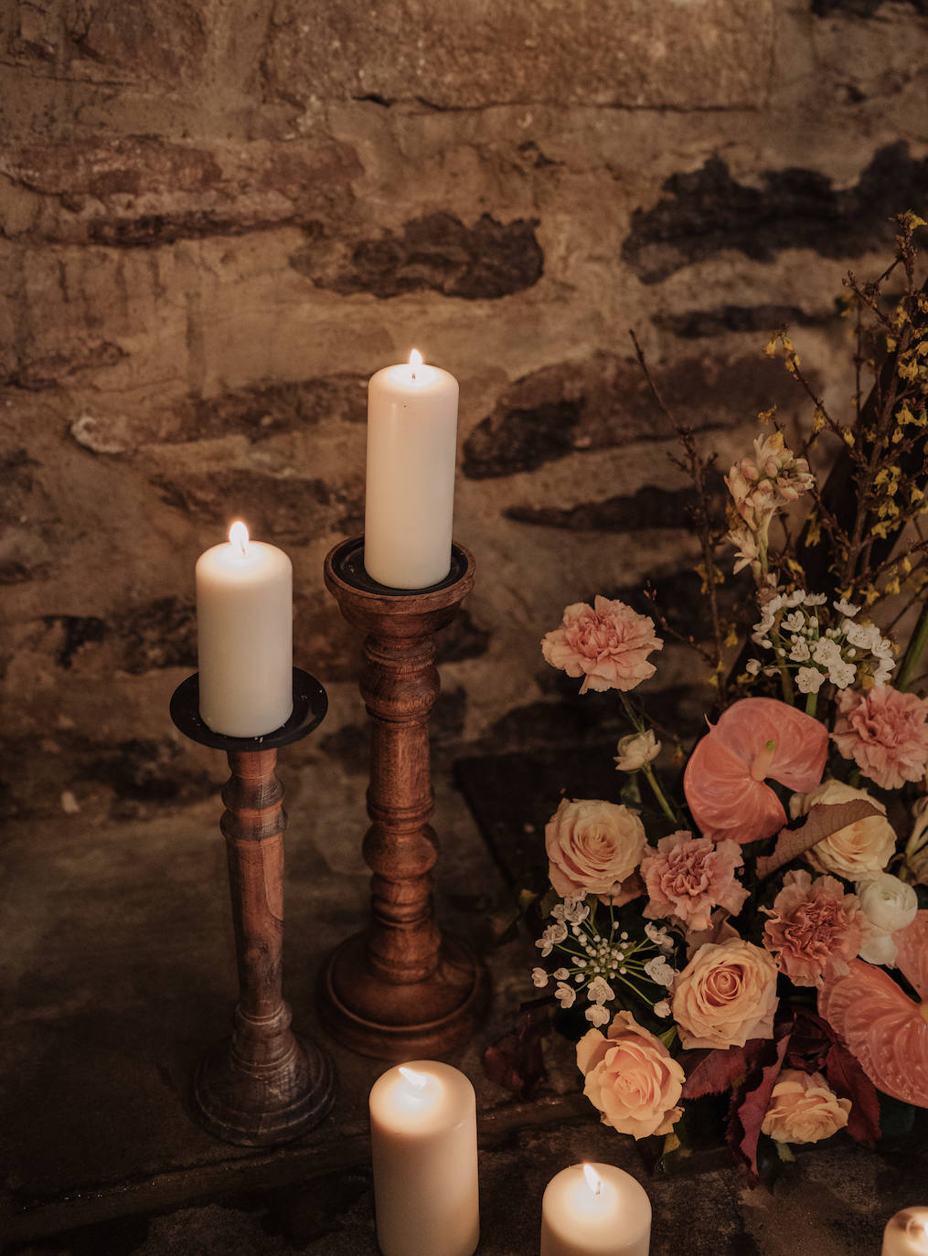 Este pasado fin de semana, Maialen y Alberto decidieron darse el «sí quiero» en 'petit comité', acompañados únicamente por Argiñe y Goizargi, amigas de la pareja, quienes se encargaron de oficiar la ceremonia y cenar con los recién casados. El enlace tuvo lugar en 'Mi Castillo de Arena', el traje del novio corrió a cargo de la firma guipuzcoana Aldabaldetreku y Yolanda Torres fue la responsable de confeccionar el de la novia. El resto de amigos y familiares pudieron ver el enlace de manera virtual a través de 'Bodas Muy Mía', empresa encargada de la organización, coordinación y decoración de la boda. Sin duda, un evento íntimo para el recuerdo. He aquí el álbum de las fotos más emotivas e increíbles de la jornada