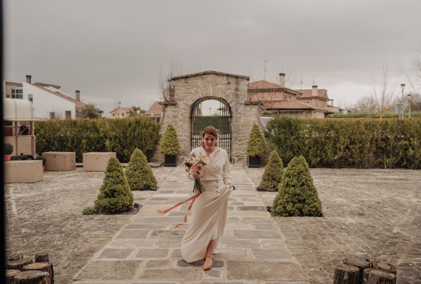 Este pasado fin de semana, Maialen y Alberto decidieron darse el «sí quiero» en 'petit comité', acompañados únicamente por Argiñe y Goizargi, amigas de la pareja, quienes se encargaron de oficiar la ceremonia y cenar con los recién casados. El enlace tuvo lugar en 'Mi Castillo de Arena', el traje del novio corrió a cargo de la firma guipuzcoana Aldabaldetreku y Yolanda Torres fue la responsable de confeccionar el de la novia. El resto de amigos y familiares pudieron ver el enlace de manera virtual a través de 'Bodas Muy Mía', empresa encargada de la organización, coordinación y decoración de la boda. Sin duda, un evento íntimo para el recuerdo. He aquí el álbum de las fotos más emotivas e increíbles de la jornada