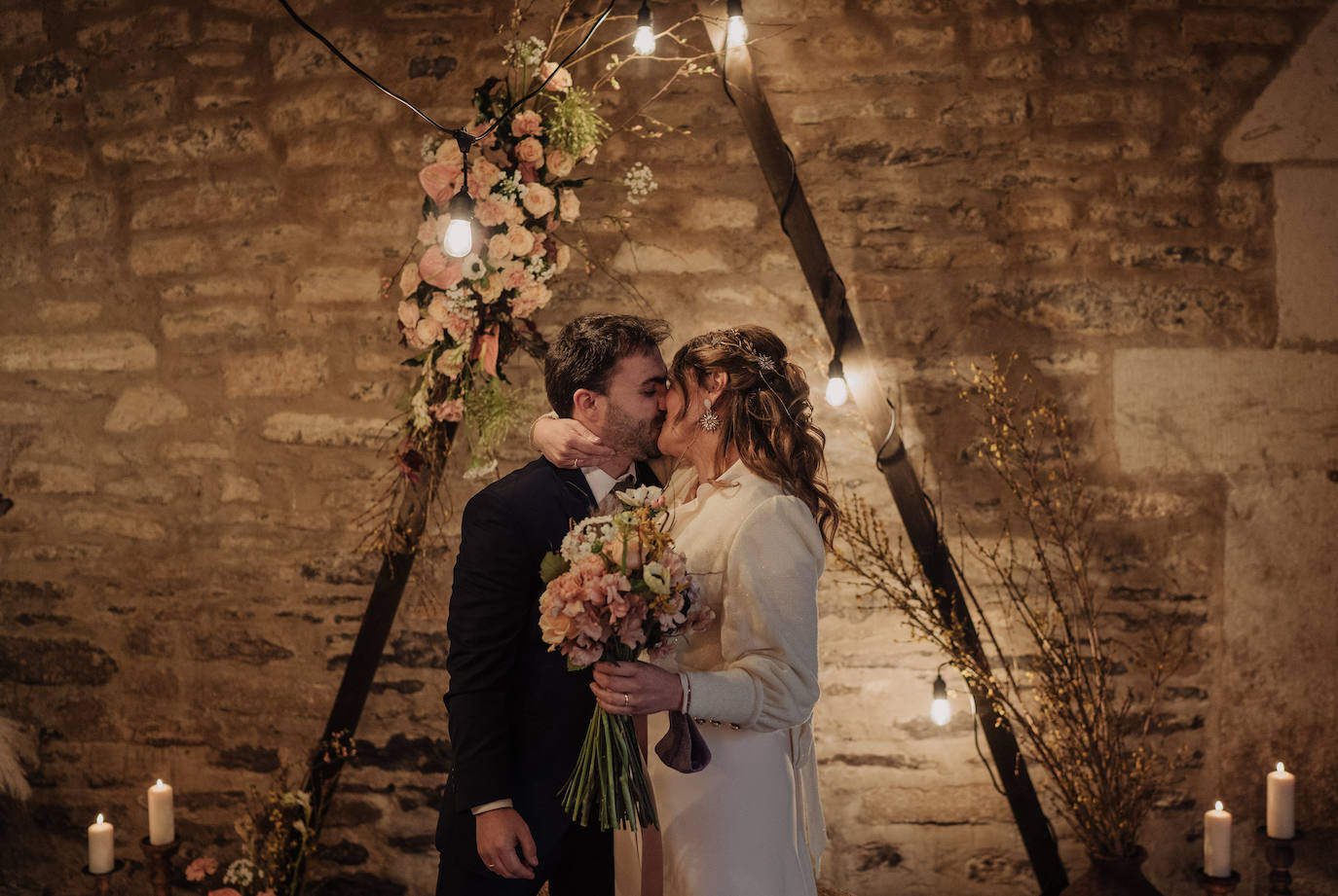 Este pasado fin de semana, Maialen y Alberto decidieron darse el «sí quiero» en 'petit comité', acompañados únicamente por Argiñe y Goizargi, amigas de la pareja, quienes se encargaron de oficiar la ceremonia y cenar con los recién casados. El enlace tuvo lugar en 'Mi Castillo de Arena', el traje del novio corrió a cargo de la firma guipuzcoana Aldabaldetreku y Yolanda Torres fue la responsable de confeccionar el de la novia. El resto de amigos y familiares pudieron ver el enlace de manera virtual a través de 'Bodas Muy Mía', empresa encargada de la organización, coordinación y decoración de la boda. Sin duda, un evento íntimo para el recuerdo. He aquí el álbum de las fotos más emotivas e increíbles de la jornada
