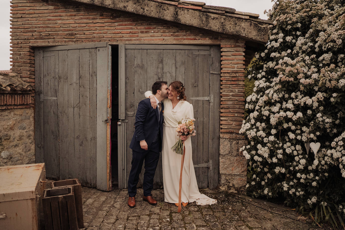 Este pasado fin de semana, Maialen y Alberto decidieron darse el «sí quiero» en 'petit comité', acompañados únicamente por Argiñe y Goizargi, amigas de la pareja, quienes se encargaron de oficiar la ceremonia y cenar con los recién casados. El enlace tuvo lugar en 'Mi Castillo de Arena', el traje del novio corrió a cargo de la firma guipuzcoana Aldabaldetreku y Yolanda Torres fue la responsable de confeccionar el de la novia. El resto de amigos y familiares pudieron ver el enlace de manera virtual a través de 'Bodas Muy Mía', empresa encargada de la organización, coordinación y decoración de la boda. Sin duda, un evento íntimo para el recuerdo. He aquí el álbum de las fotos más emotivas e increíbles de la jornada