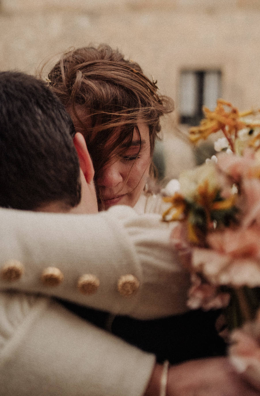 Este pasado fin de semana, Maialen y Alberto decidieron darse el «sí quiero» en 'petit comité', acompañados únicamente por Argiñe y Goizargi, amigas de la pareja, quienes se encargaron de oficiar la ceremonia y cenar con los recién casados. El enlace tuvo lugar en 'Mi Castillo de Arena', el traje del novio corrió a cargo de la firma guipuzcoana Aldabaldetreku y Yolanda Torres fue la responsable de confeccionar el de la novia. El resto de amigos y familiares pudieron ver el enlace de manera virtual a través de 'Bodas Muy Mía', empresa encargada de la organización, coordinación y decoración de la boda. Sin duda, un evento íntimo para el recuerdo. He aquí el álbum de las fotos más emotivas e increíbles de la jornada