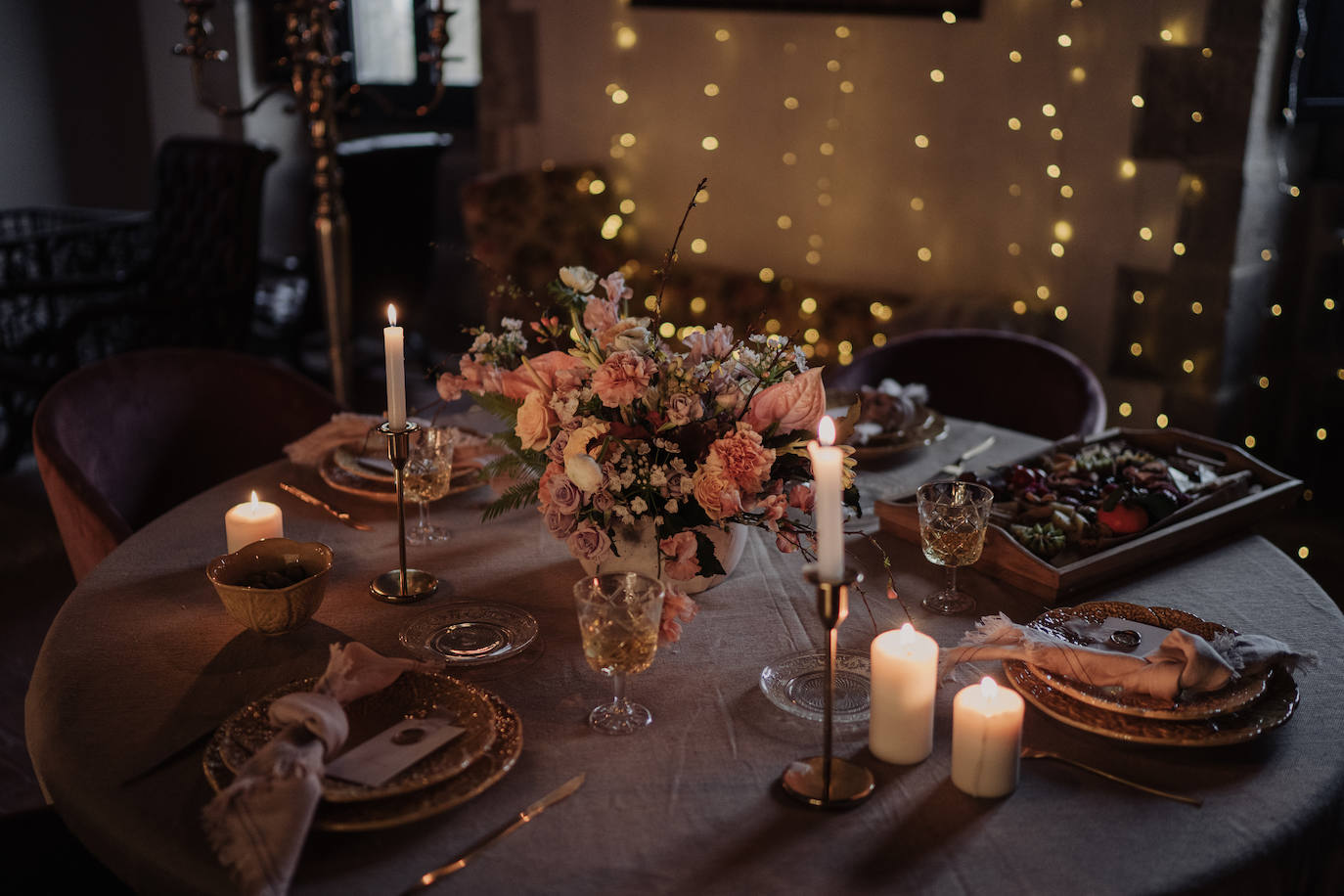 Este pasado fin de semana, Maialen y Alberto decidieron darse el «sí quiero» en 'petit comité', acompañados únicamente por Argiñe y Goizargi, amigas de la pareja, quienes se encargaron de oficiar la ceremonia y cenar con los recién casados. El enlace tuvo lugar en 'Mi Castillo de Arena', el traje del novio corrió a cargo de la firma guipuzcoana Aldabaldetreku y Yolanda Torres fue la responsable de confeccionar el de la novia. El resto de amigos y familiares pudieron ver el enlace de manera virtual a través de 'Bodas Muy Mía', empresa encargada de la organización, coordinación y decoración de la boda. Sin duda, un evento íntimo para el recuerdo. He aquí el álbum de las fotos más emotivas e increíbles de la jornada