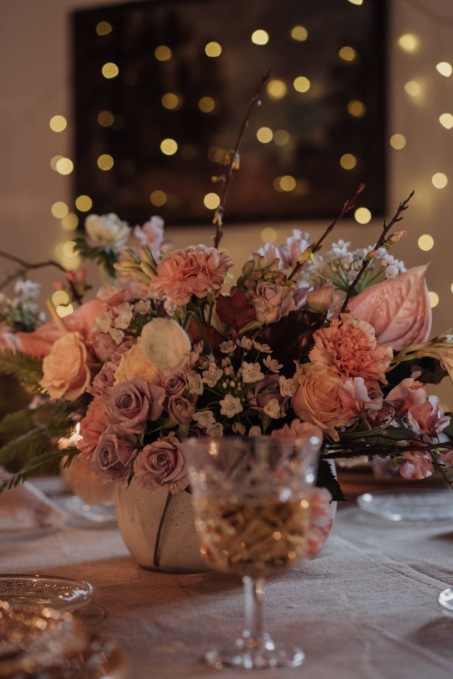 Este pasado fin de semana, Maialen y Alberto decidieron darse el «sí quiero» en 'petit comité', acompañados únicamente por Argiñe y Goizargi, amigas de la pareja, quienes se encargaron de oficiar la ceremonia y cenar con los recién casados. El enlace tuvo lugar en 'Mi Castillo de Arena', el traje del novio corrió a cargo de la firma guipuzcoana Aldabaldetreku y Yolanda Torres fue la responsable de confeccionar el de la novia. El resto de amigos y familiares pudieron ver el enlace de manera virtual a través de 'Bodas Muy Mía', empresa encargada de la organización, coordinación y decoración de la boda. Sin duda, un evento íntimo para el recuerdo. He aquí el álbum de las fotos más emotivas e increíbles de la jornada