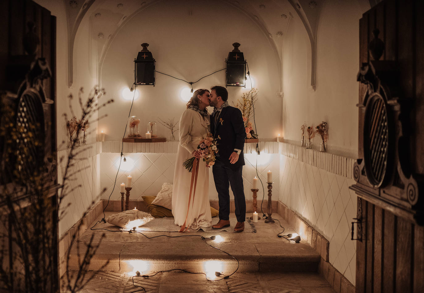 Este pasado fin de semana, Maialen y Alberto decidieron darse el «sí quiero» en 'petit comité', acompañados únicamente por Argiñe y Goizargi, amigas de la pareja, quienes se encargaron de oficiar la ceremonia y cenar con los recién casados. El enlace tuvo lugar en 'Mi Castillo de Arena', el traje del novio corrió a cargo de la firma guipuzcoana Aldabaldetreku y Yolanda Torres fue la responsable de confeccionar el de la novia. El resto de amigos y familiares pudieron ver el enlace de manera virtual a través de 'Bodas Muy Mía', empresa encargada de la organización, coordinación y decoración de la boda. Sin duda, un evento íntimo para el recuerdo. He aquí el álbum de las fotos más emotivas e increíbles de la jornada