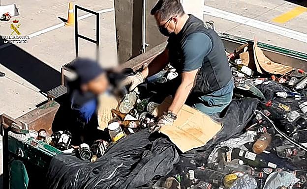 La Guardia Civil rescata a 41 personas en el puerto de Melilla ocultas en bateas entre restos de vidrios y cenizas