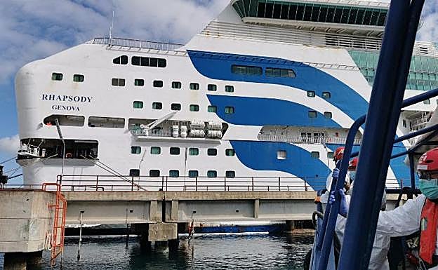 Imagen del ferry donde deberán pasar la cuarentena los náufragos rescatados por el Aita Mari.
