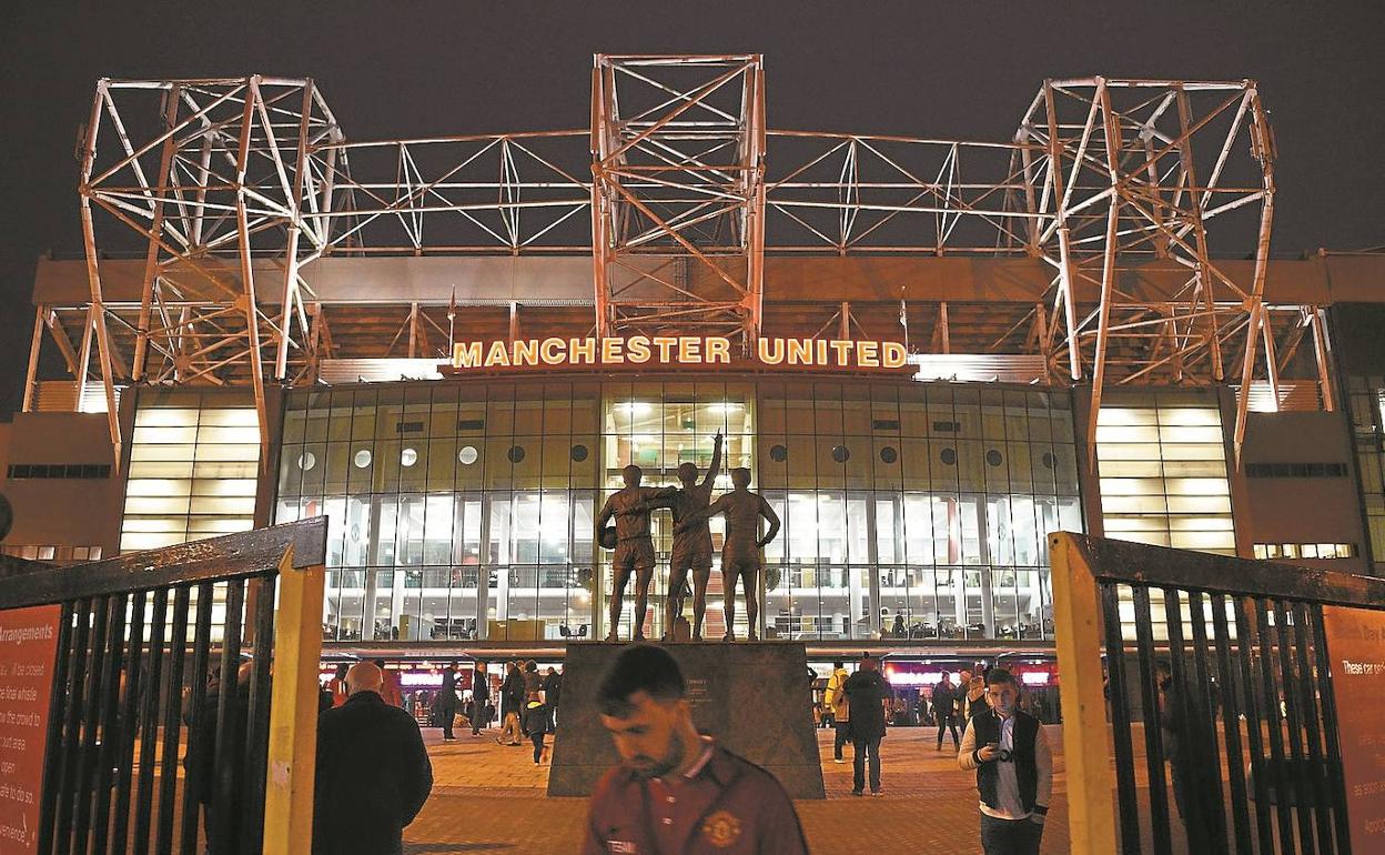 Santísima trinidad. La estatua de George Best, Dennis Law y Bobby Charlton, a la entrada del estadio de Old Trafford.