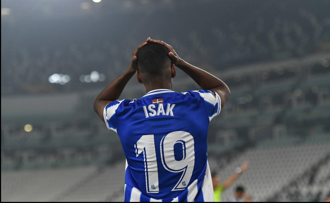 Isak se lamenta de una jugada del partido de Turín.