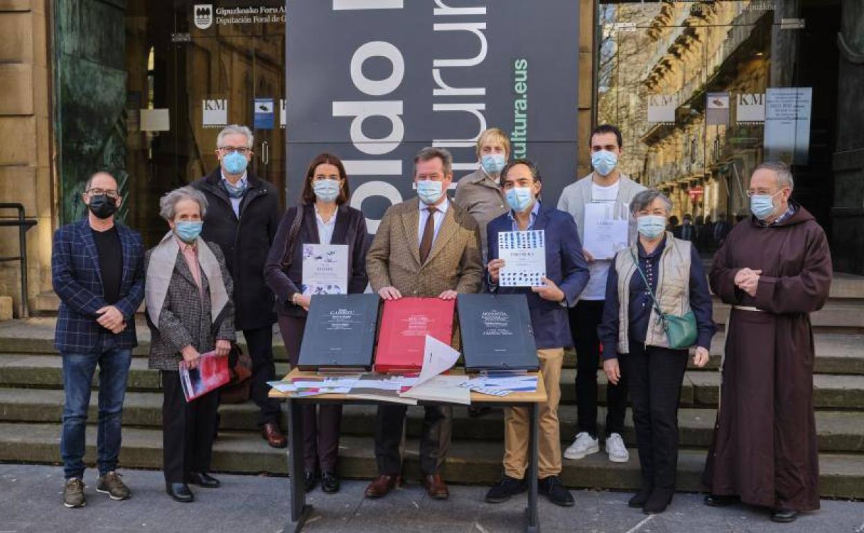 Josu Okiñena y Bingen Zupiria presentaron ayer la iniciativa en Donostia respaldados por compositores y personajes de la música vasca.
