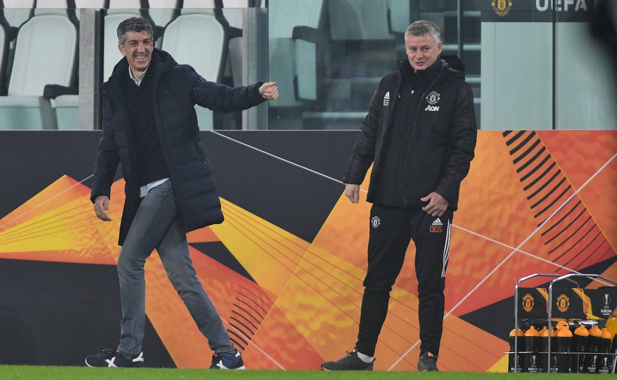 Imanol y Solskjaer bromean antes de empezar el partido de ida.