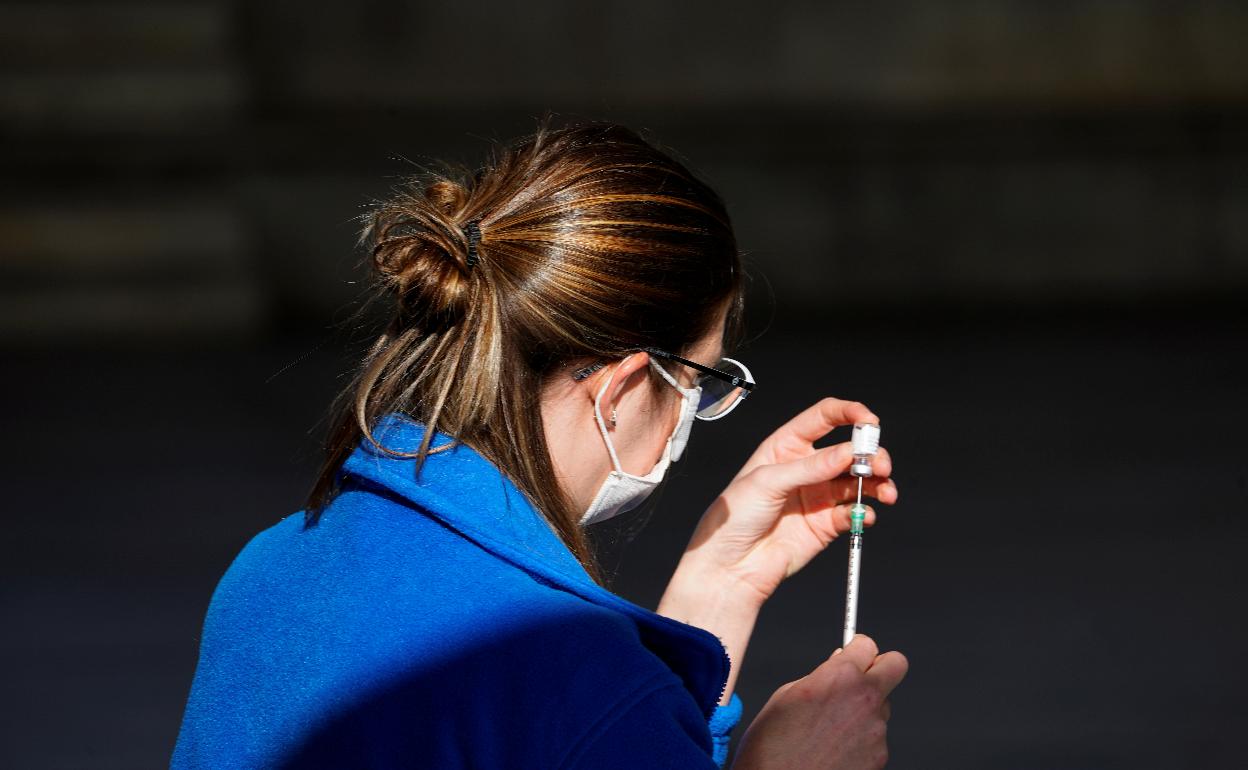 Coronavirus en Euskadi: 39.000 personas entre los 90 y 100 años serán los siguientes en recibir la vacuna de Pfizer aunque Salud no anuncia cuándo