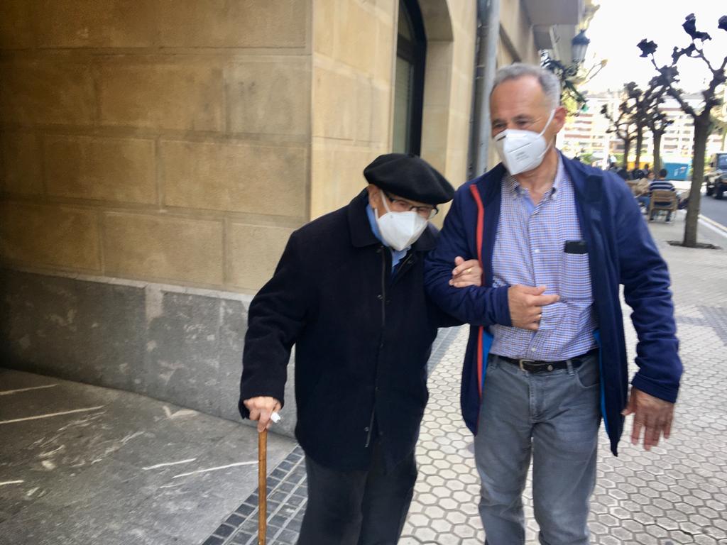 Imagen principal - Eulogio Herrero, con su hijo Javier, a la salida de la vacunación.