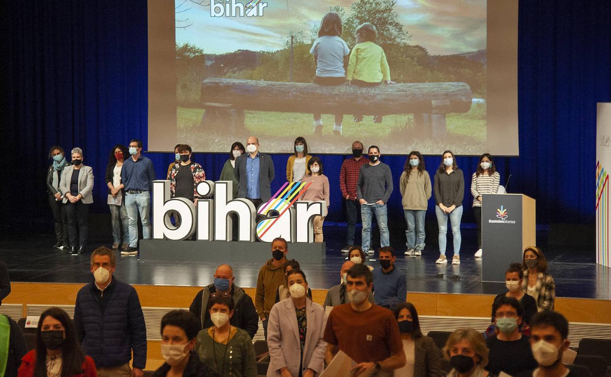 Oholtzan ageri diren 15 lagunek aletu dute proposamena. 