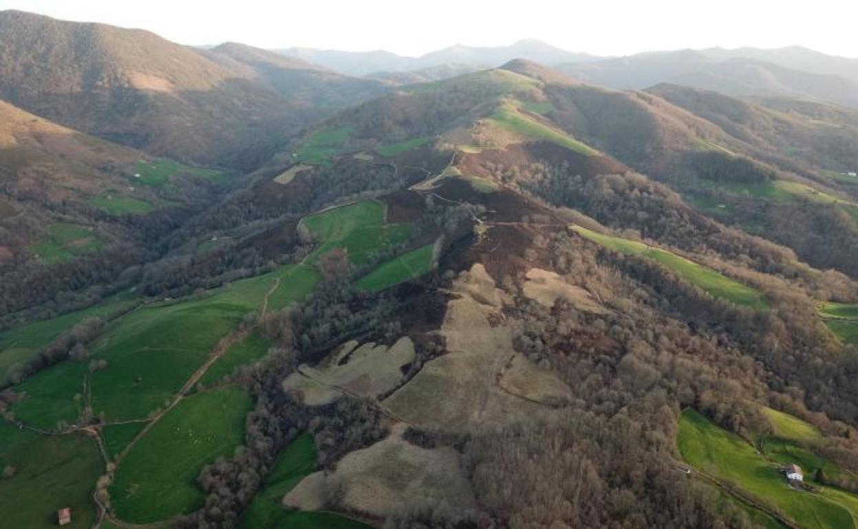 Vista aérea de las zonas quemadas en el Baztan. 