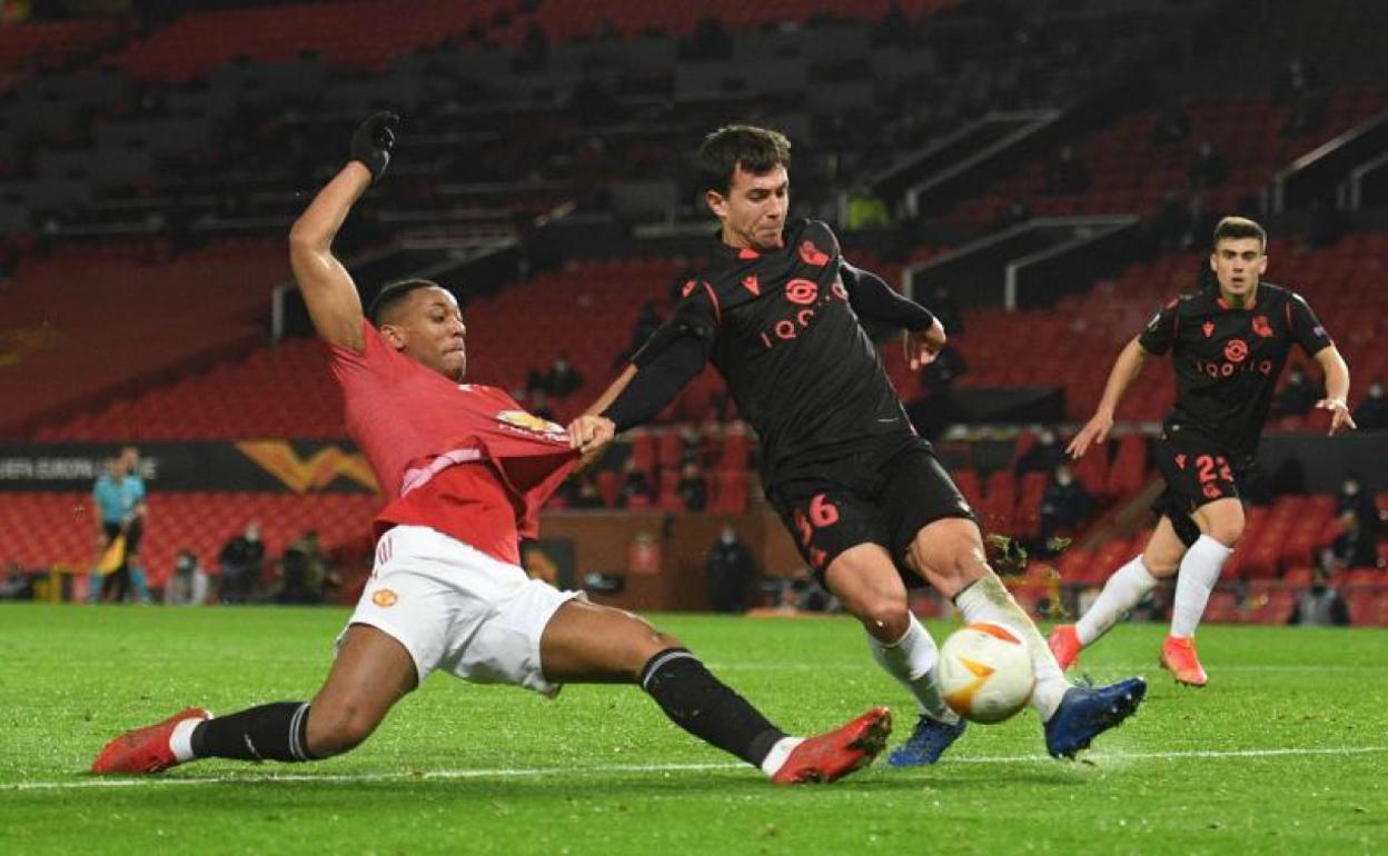 Martial trata de robar el balón a Zubimendi, ayer en Old Trafford. 