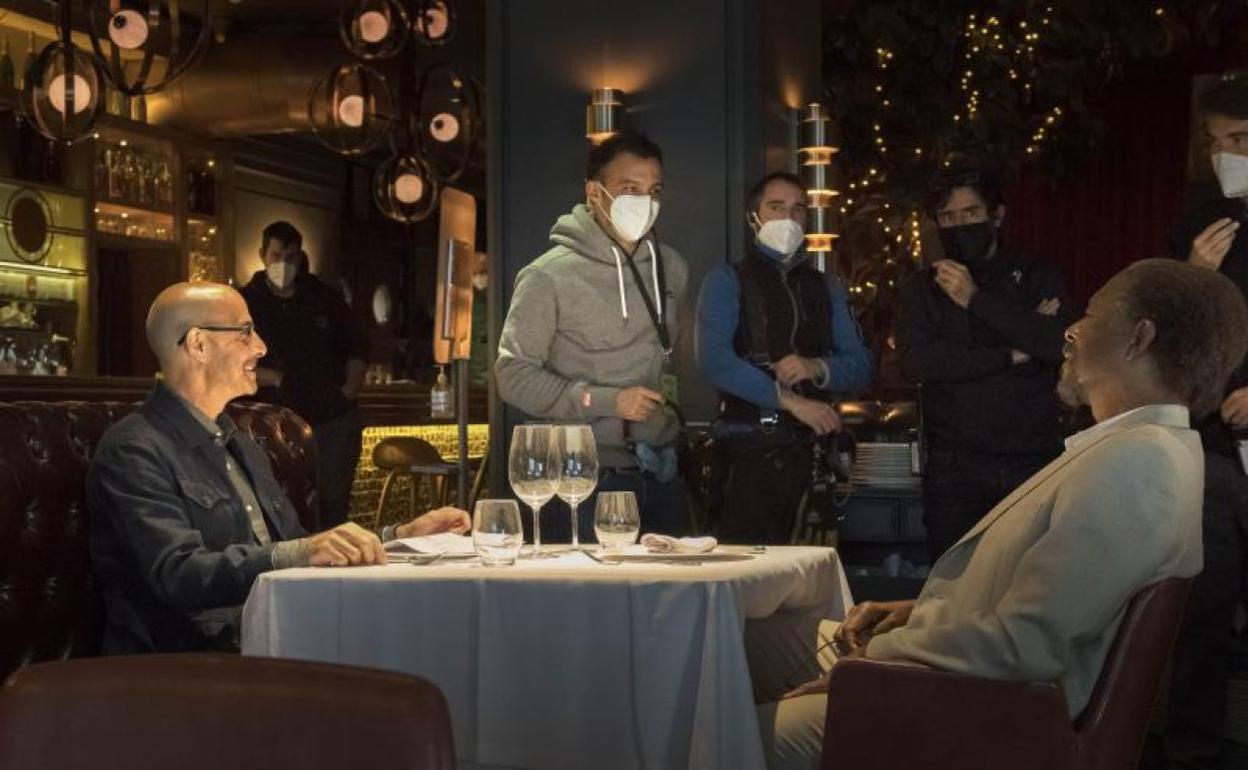 Staney Tucci y Clark Peters reciben órdenes de Alejandro Amenábar en el rodaje. 