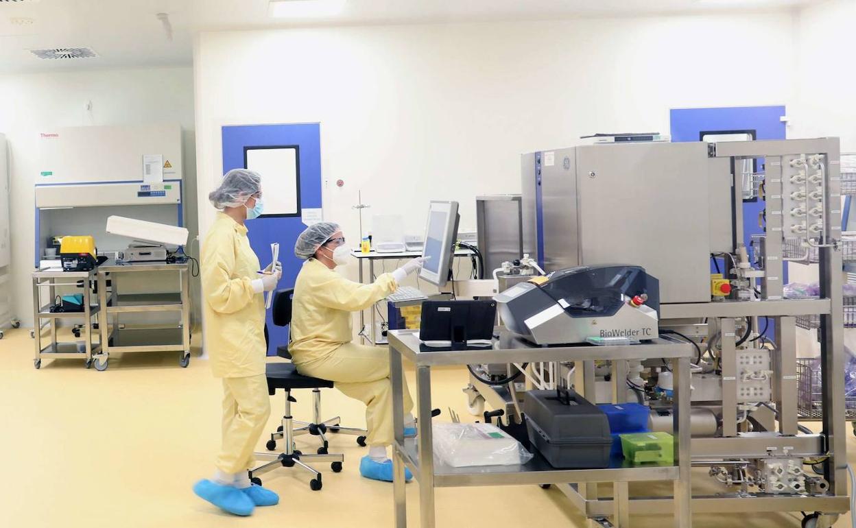 Dos trabajadoras en uno de los laboratorios de Viralgen.