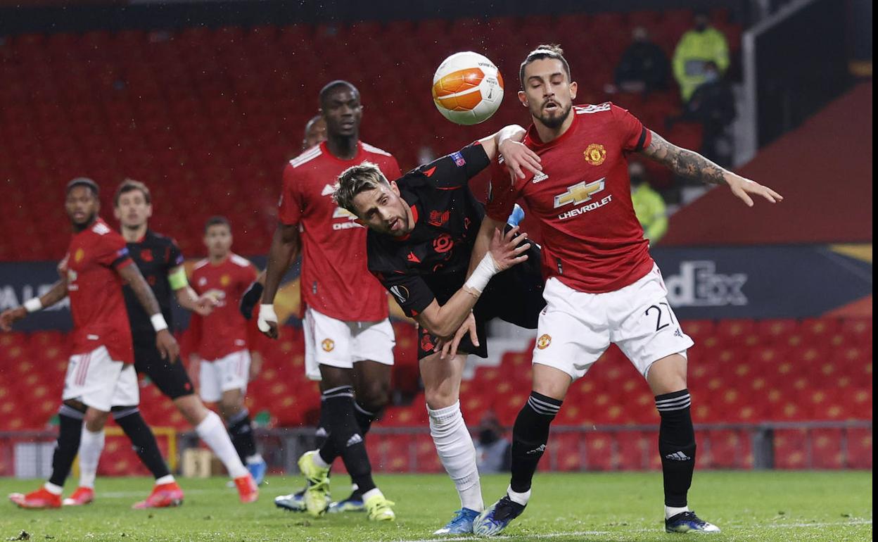 Telles intenta proteger la posición ante la presión de Januzaj 