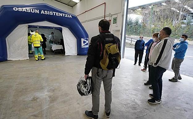 Imagen principal - Más colectivos se suman a la vacuna