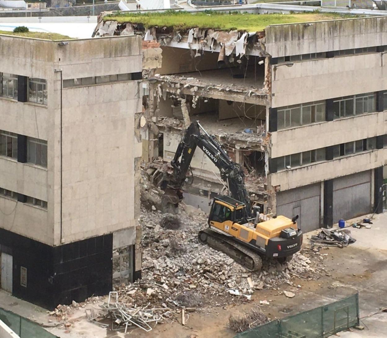 Avanzan los trabajos de demolición de la Cofradía. 