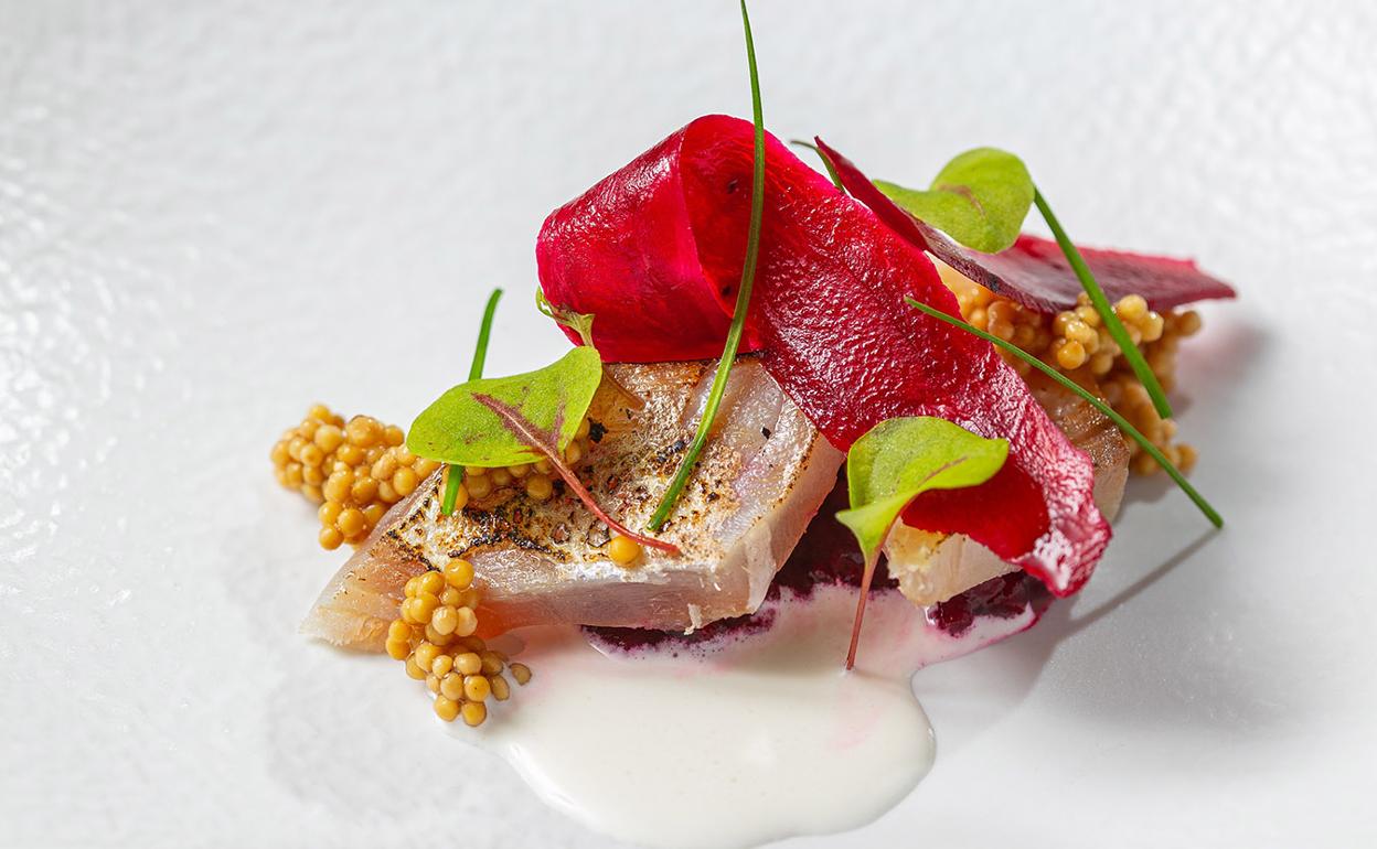 Receta de txitxarro marinado en cítricos, remolacha y crema fresca de Gorka Txapartegi