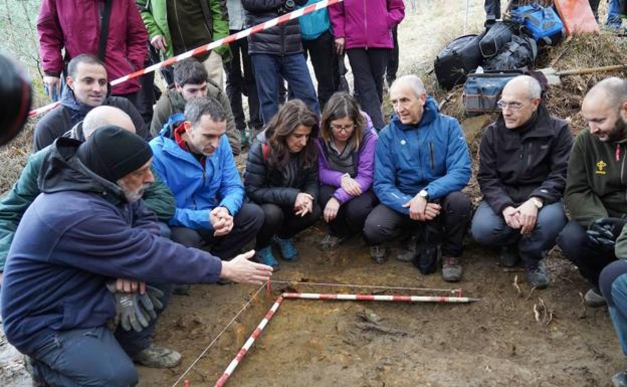 Paco Etxeberria y Beatriz Artolazabal, ayer en el acto en Gogora.