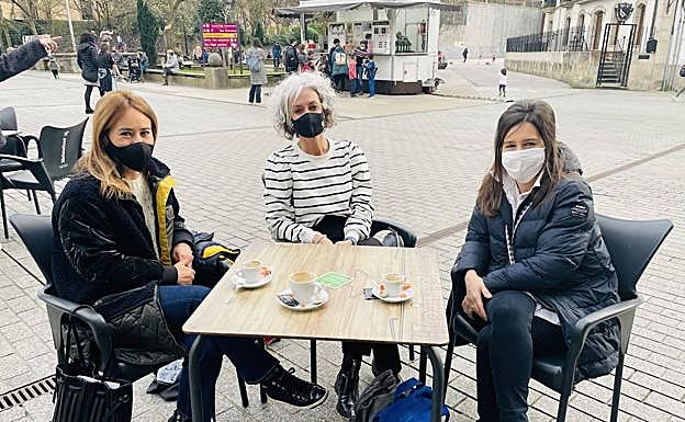 María, Aintzane y Miriam toman un café. 